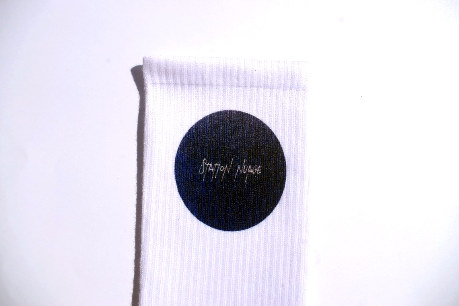 Chaussette personnalisée, logo client Station Nuage sur pastille bleue