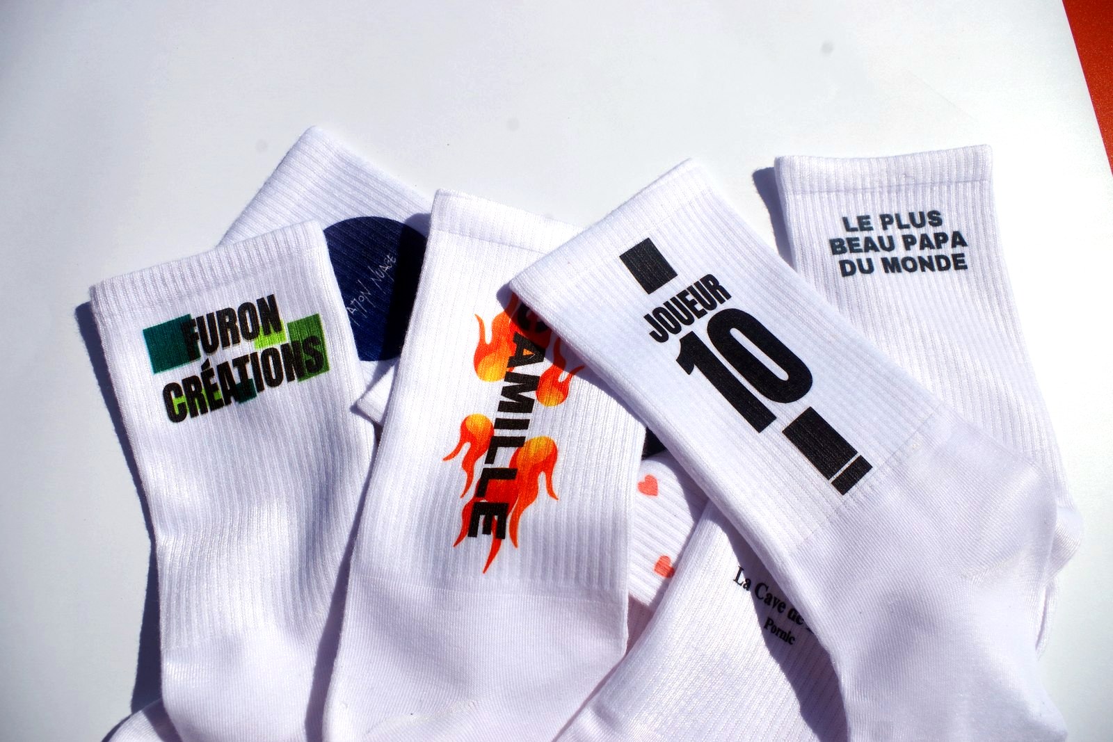 Plusieurs paires de chaussettes personnalisées, logos et prénoms variés